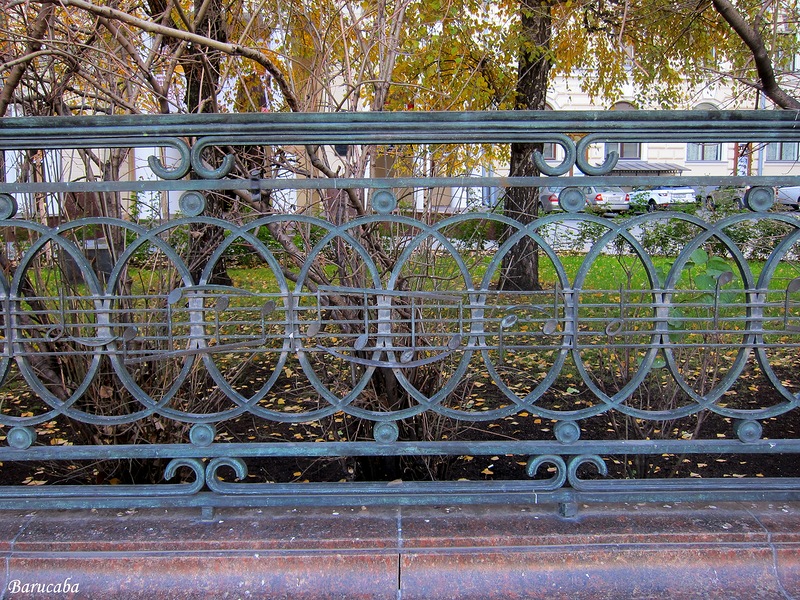 ограда у памятника Чайковскому